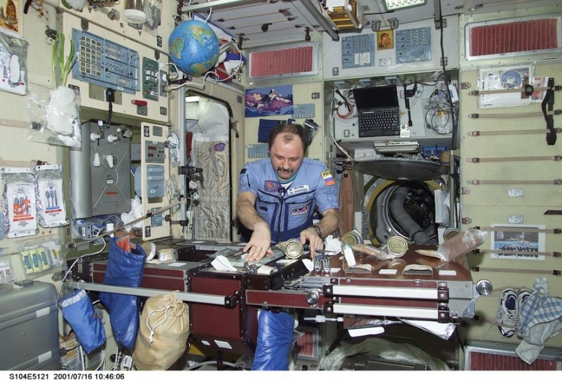 Y.V. Usachev prépare le repas dans le module de service du segment russe