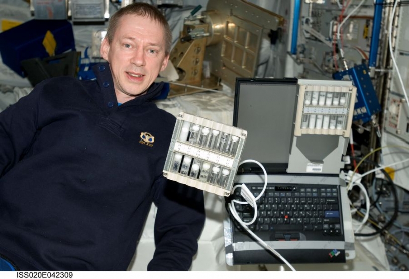 L&#039;astronaute F. de Winne montre l&#039;Expérience FOAM (étude de la structure des mousses)