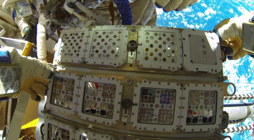retrait d&#039;un couvercle d&#039;EXPOSE R2 par le cosmonaute (crédit NASA)